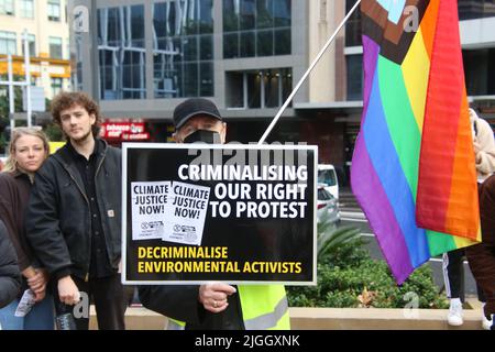 Sydney, Australia. 11th luglio 2022. Una protesta si è tenuta ad Hyde Park, all'angolo di Liverpool Street ed Elizabeth Street, contro le nuove leggi del New South Wales, che hanno mirato l'attività di protesta e la libertà di riunione a seguito degli arresti e della detenzione dei manifestanti australiani bloccati Tim e Max. Persone provenienti da diverse comunità di proteste sono state avvistate alla protesta, tra cui il movimento per la libertà contro la vaccinazione obbligatoria, i manifestanti ambientali come il blocco dell'Australia e la ribellione dell'estinzione e gli attivisti dei rifugiati. Credit: Richard Milnes/Alamy Live News Foto Stock