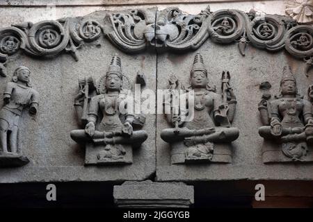 Splendidamente scolpito idoli sulla parete interna del Tempio Bhuleshwar, Yawat, Maharashtra, India Foto Stock
