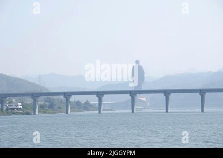 Statua dell'unità sulla riva del fiume Narmada, la statua è una statua colossale dello statista indiano e attivista dell'indipendenza Vallabhbhai Patel, Kevadiy Foto Stock