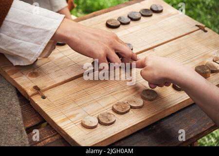 Ludus Latrunculorum, o Latrunculi, è un antico gioco di strategia romana. Ricostruzione di giochi da tavolo dall'Impero Romano Foto Stock