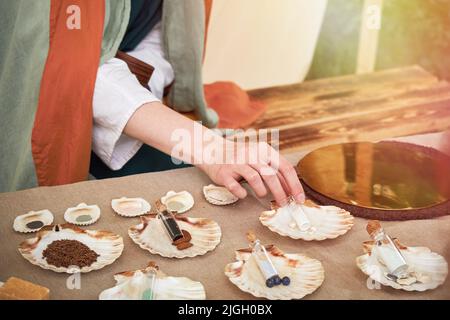 Cosmetici antichi romani, profumi retrò e accessori da bagno d'annata. Ricostruzione di eventi nelle terme dell'Impero Romano Foto Stock