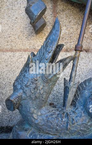 Drago ferito dalla lancia di San Giorgio. Scultura in bronzo a Caceres, Estremadura, Spagna Foto Stock