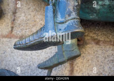 Piedi in staffa di San Giorgio. Scultura in bronzo a Caceres, Spagna Foto Stock