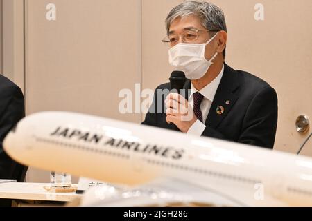 Il presidente JAL Yuji AKASAKA annuncia le previsioni finanziarie per il FY2022 a Tokyo, il 6 maggio 2022. FOTO: Filo di Tadayuki YOSHIKAWA/Aviation Foto Stock