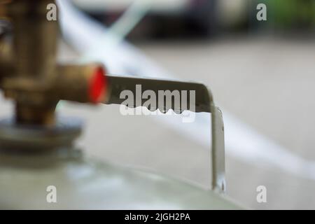 Gocce d'acqua su una bombola di gas Foto Stock