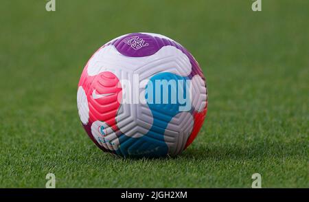 Primo : 07/10/2022 calcio, calcio, UEFA womenÂ Euro 2022, donne EM 2022 Inghilterra, Campionato europeo 2022, Francia - Italia Match ball of the Euro Foto Stock