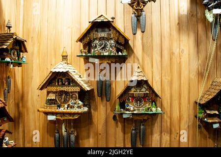 Cuckoo Clocks su un muro Foto Stock