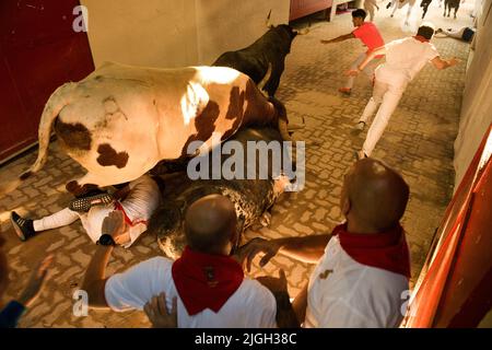 Pamplona, Spagna. 11th luglio 2022. I corridori cadono durante la corsa dei tori al Festival di San Fermin a Pamplona, Spagna settentrionale, lunedì 11 luglio 2022. Credit: Mikel Cia da Riva/Alamy Live News Foto Stock