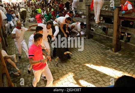 Pamplona, Spagna. 11th luglio 2022. I corridori cadono durante la corsa dei tori al Festival di San Fermin a Pamplona, Spagna settentrionale, lunedì 11 luglio 2022. Credit: Mikel Cia da Riva/Alamy Live News Foto Stock