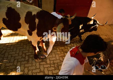 Pamplona, Spagna. 11th luglio 2022. I corridori cadono durante la corsa dei tori al Festival di San Fermin a Pamplona, Spagna settentrionale, lunedì 11 luglio 2022. Credit: Mikel Cia da Riva/Alamy Live News Foto Stock