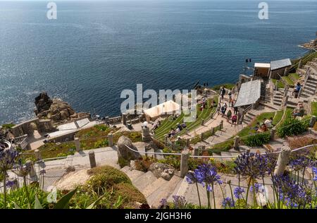 Il teatro all'aperto Minack Theater, arroccato sulle scogliere della Cornovaglia costruite da Rowena Cade Foto Stock