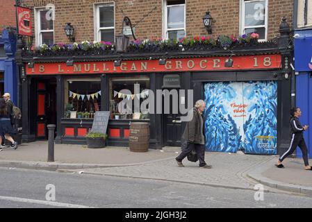 Mulligans, un tradizionale pub irlandese a Stoneybatter, una zona alla moda di Dublino, Irlanda, luglio 2022 Foto Stock