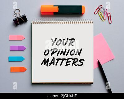 La frase che la vostra opinione conta scritto su un notebook sul desktop dell'ufficio. Concetto di valutazione del feedback dei clienti di Business Marketing. Foto Stock