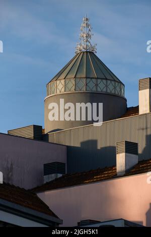 I tradizionali lucernari in vetro sormontati da una guglia in ferro battuto su un tetto a Porto, Portogallo Foto Stock