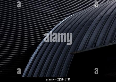 costruzione in metallo. il tetto dell'hangar industriale è realizzato in lamiera d'acciaio. magazzino Foto Stock