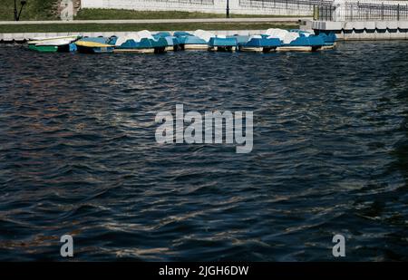 barche di plastica e catamarani a noleggio sul fiume. estate, Foto Stock