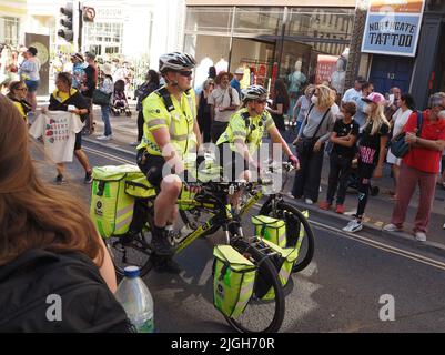 St John Ambulance Bicycle Response Unit Bath Carnival Parade, Bath, Somerset, Inghilterra Foto Stock