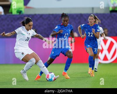 Rotherham, Regno Unito. 10th luglio 2022. 10.07.2022, Fussball, UEFA Womens EURO 2022, Francia - Italia, GB, Rotherham, New York Stadium Bild: v. li. Martina Piemonte (20 Italia), Melvine Malard (12 Francia) und Eve Perisset (22 Francia) Credit: dpa/Alamy Live News Foto Stock