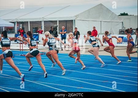 SAMORIN, SLOVACCHIA, 9. LUGLIO: Pista e campo professionale 100m Sprint corsa con Hurdles. Corsa e Athletics foto. Evento sportivo su pista blu. Prepar Foto Stock