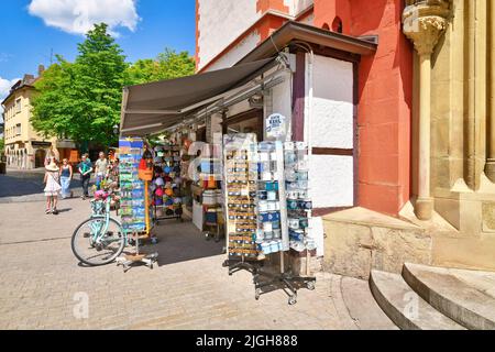 Würzburg, Germania - Giugno 2022: Negozio di souvenir turistico presso la chiesa 'Marienkapelle' situata nella piazza del mercato Foto Stock