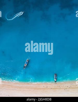 Direttamente sopra la vista della spiaggia di egrenni sull'isola di Lefkada, Grecia copia spazio piccola nave da crociera Foto Stock