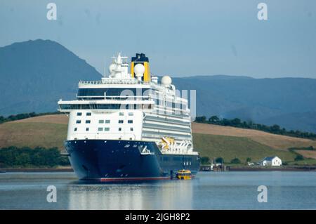 Bantry West Cork Irlanda, lunedì 11 luglio 2022; la nave da crociera Spirit of Adventure è arrivata a Bantry Bay questa mattina. La nave britannica, che trasportava 750 passeggeri, è ormeggiata alle 7,30am dove i passeggeri sono sbarcati e sono andati in gite di un giorno a Mizen, Bear Peninsulla e Killarney così come a Bantry Town. Credit ed/Alamy Live News Credit: Evan Doak/Alamy Live News Foto Stock