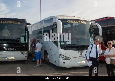 Bantry West Cork Irlanda, lunedì 11 luglio 2022; la nave da crociera Spirit of Adventure è arrivata a Bantry Bay questa mattina. La nave britannica, che trasportava 750 passeggeri, è ormeggiata alle 7,30am dove i passeggeri sono sbarcati e sono andati in gite di un giorno a Mizen, Bear Peninsulla e Killarney così come a Bantry Town. Credit ed/Alamy Live News Credit: Evan Doak/Alamy Live News Foto Stock