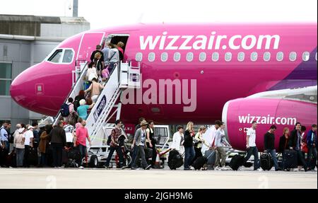 Foto del file datata 20/07/11 dei passeggeri che viaggiano su un aereo Wizz Air all'Aeroporto di Luton. Il vettore europeo a basso costo ha dichiarato che taglierà il suo programma di volo estivo a causa del caos dei viaggi negli aeroporti. La compagnia aerea ungherese, quotata a Londra, ha dichiarato che avrebbe rifilato la sua capacità di un altro 5% nel quadro degli sforzi volti ad evitare cancellazioni e ritardi dei voli. Data di emissione: Lunedì 11 luglio 2022. Foto Stock