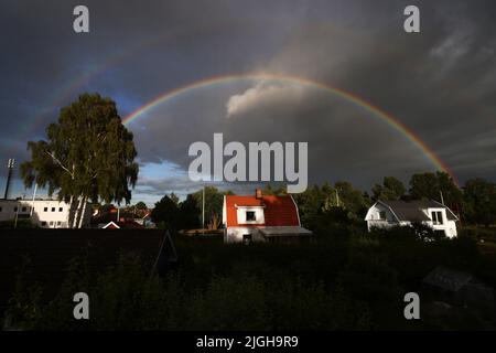 Motala, Svezia. 10th, luglio 2022. Doppio arcobaleno sulla città di Motala , Svezia, durante la domenica sera. Un arcobaleno è un fenomeno meteorologico causato dalla riflessione, dalla rifrazione e dalla dispersione della luce nelle goccioline d'acqua, con conseguente comparsa di uno spettro di luce nel cielo. Credit: Jeppe Gustafsson/Alamy Live News Foto Stock