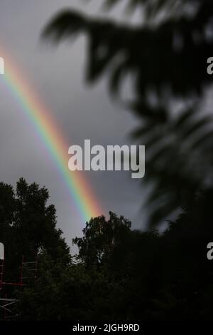 Motala, Svezia. 10th, luglio 2022. Doppio arcobaleno sulla città di Motala , Svezia, durante la domenica sera. Un arcobaleno è un fenomeno meteorologico causato dalla riflessione, dalla rifrazione e dalla dispersione della luce nelle goccioline d'acqua, con conseguente comparsa di uno spettro di luce nel cielo. Credit: Jeppe Gustafsson/Alamy Live News Foto Stock