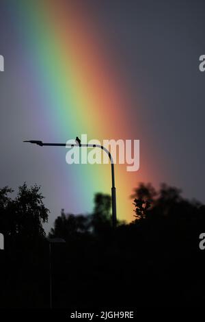 Motala, Svezia. 10th, luglio 2022. Doppio arcobaleno sulla città di Motala , Svezia, durante la domenica sera. Un arcobaleno è un fenomeno meteorologico causato dalla riflessione, dalla rifrazione e dalla dispersione della luce nelle goccioline d'acqua, con conseguente comparsa di uno spettro di luce nel cielo. Credit: Jeppe Gustafsson/Alamy Live News Foto Stock