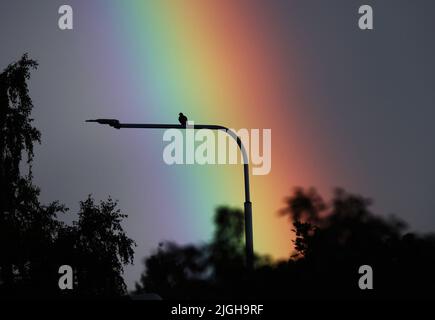 Motala, Svezia. 10th, luglio 2022. Doppio arcobaleno sulla città di Motala , Svezia, durante la domenica sera. Un arcobaleno è un fenomeno meteorologico causato dalla riflessione, dalla rifrazione e dalla dispersione della luce nelle goccioline d'acqua, con conseguente comparsa di uno spettro di luce nel cielo. Credit: Jeppe Gustafsson/Alamy Live News Foto Stock