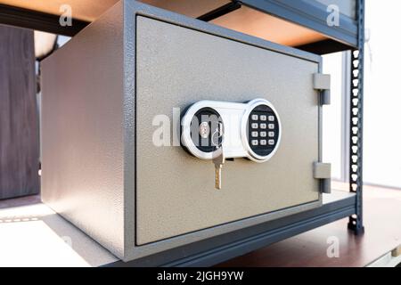 Cassetta di sicurezza Cash Money, cassetta di sicurezza in metallo e chiave nella serratura. Foto Stock