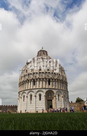 Vista dal suolo del Battistero di San Giovanni di Pisa Foto Stock
