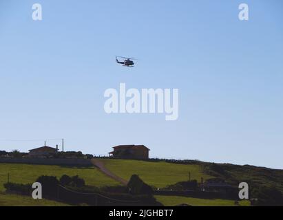 Un elicottero di emergenza che lascia la scena di un incidente nei pressi di Mogro Cantabria Spagna Foto Stock