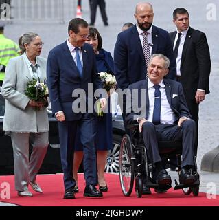 Praga, Repubblica Ceca. 11th luglio 2022. Il presidente ceco Milos Zeman, in sedia a rotelle, con sua moglie Ivana Zemanova, centro, incontra il presidente israeliano Isaac Herzog, 2nd da sinistra, con sua moglie Michal Herzog, di sinistra, al castello di Praga, Repubblica Ceca, il 11 luglio 2022. Credit: Michal Krumphanzl/CTK Photo/Alamy Live News Foto Stock