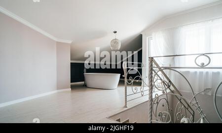 Bagno bianco in casa moderna si trova nella camera da letto principale. Foto Stock