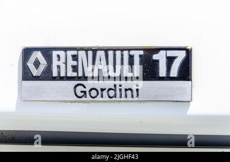 Primo piano del badge Renault 17 Gordini su un'auto al Berkshire Motor Show di Reading, Regno Unito Foto Stock