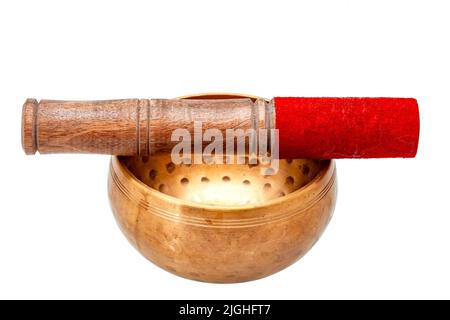 Ciotola tibetana in rame e mazzuolo in legno con fibra rossa, oggetti per il buddismo yoga isolato su bianco. Attrezzatura di meditazione per la terapia del suono Foto Stock