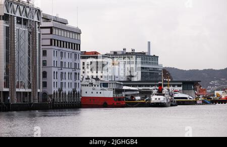 Bergen, Norvegia - 14 novembre 2017: Vista costiera del porto di Bergen Foto Stock