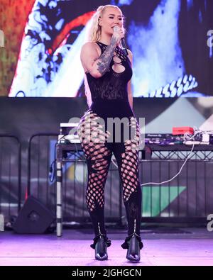 Long Beach, Stati Uniti. 10th luglio 2022. LONG BEACH, LOS ANGELES, CALIFORNIA, STATI UNITI D'AMERICA - LUGLIO 10: Il rapper australiano Iggy Azalea (Ametista Amelia Kelly) si esibisce nella fase dell'anima urbana alla parata e festival annuale del pride di Long Beach 39th che si tiene presso il porticciolo di Long Beach Shoreline il 10 luglio 2022 a Long Beach, Los Angeles, California, Stati Uniti. (Foto di Xavier Collin/Image Press Agency) Credit: Image Press Agency/Alamy Live News Foto Stock