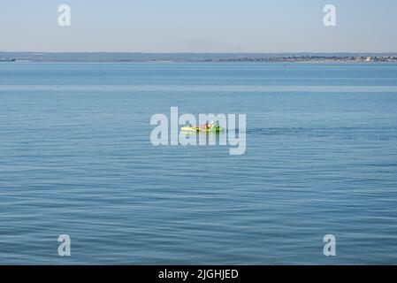 Western Esplanade, Southend on Sea, Essex, Regno Unito. 11th Lug 2022. Il fine settimana caldo è stato testimone di spiagge imballate come la gente floccato al mare. Lunedì mattina ha già raggiunto la metà degli anni '20 Celsius, con un solo canoista godendo il mare calmo e ora vuoto Foto Stock