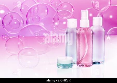 set di prodotti da bagno e bolle di sapone su sfondo rosa viola Foto Stock