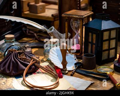 tavolo di scribe con penna in piuma d'oca, clessidra Foto Stock