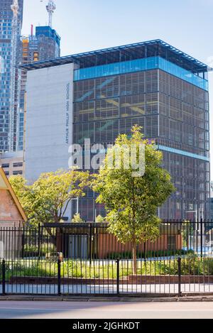 La Arthur Phillip High School è la prima High Rise High School del New South Wales e si trova a Macquarie Street Parramatta, nei sobborghi occidentali di Sydney. Foto Stock