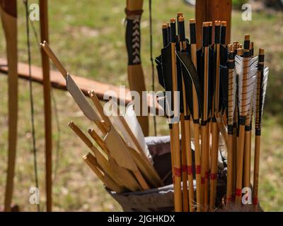 primo piano scatto medievale freccia d'arco piume storico Foto Stock