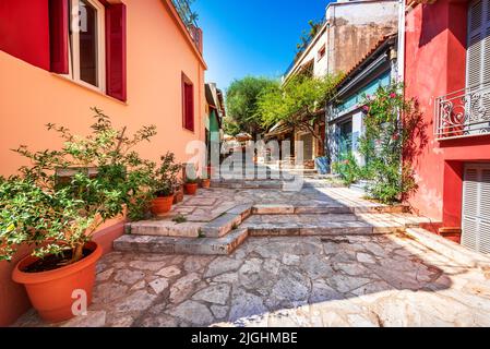 Atene, Grecia - strada accogliente nella vecchia Atene, Plaka famoso quartiere medievale a Monastiraki. Foto Stock