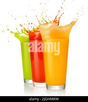 bicchieri di succo di frutta che si schizzano isolati su bianco Foto Stock