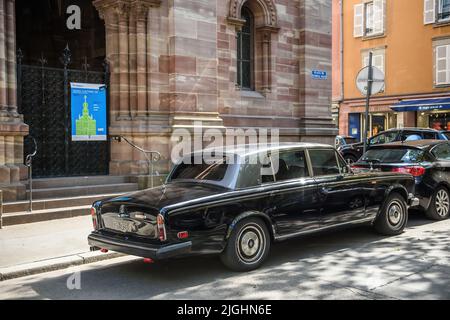 Strasburgo, Francia - 12 settembre 2015: Vista laterale della Rolls-Royce Silver Wraith limousine di lusso nero in città parcheggiata Foto Stock