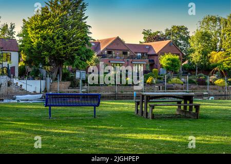 Riverside a Bidford on Avon in Warwickshire, Inghilterra in una giornata molto calda. Foto Stock